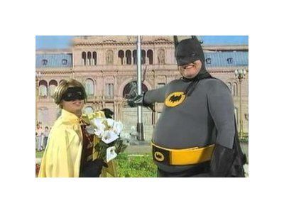 Un dia mas Salbatman y Esau Rojin han salvado a Vanadi City. Foto de hoy en la notaria.
