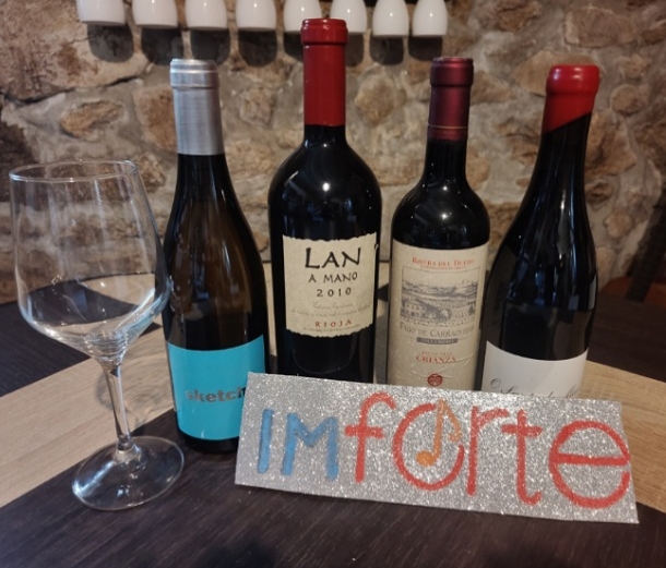 Y para DETALLISTA yo!!
con el logo de IMFORTE de Roche y con la corchea *que le pusieron como guiño a Jazz *
Dos son de mi CEMENTERIO..envejecidas ..el de la izquierda un guiño al azul de ImForte ( un albariño muy neoyorquino) ..y a la derecha un tinto exclusivo de mi zona yuuuuuuupiii.
Yo nunca compro vinos , me los dan!! ;)
A ver cuál elijo..
