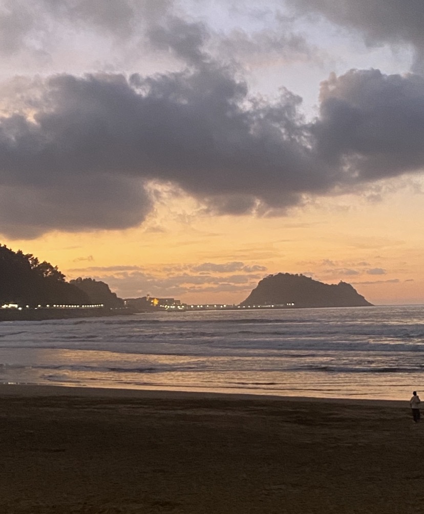 A ver si sacan pronto el Chuli Plan y la ponen rumbo a los 050, que llegará. Sacar fotos del Ratón de Guetaria no cansa. Debido a los juegos de luces y olas, son todas diferentes. En Zarauz o Guetaria, en Zumaya , San Sebastián o Bilbao se hacen realidad los deseos del bilbaíno Miguel de Unamuno cuando decía que “lo ideal sería que el espíritu de la ciudad se compenetrara con el del campo y aprendiéramos a ver naturaleza en la sociedad y sociedad en la naturaleza”.