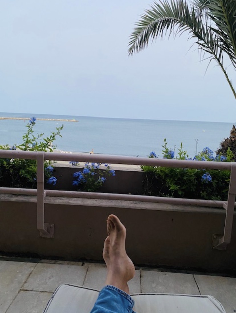 Descansando tras dos horas nadando. Tengo un poco inflamados los tobillos de tanto golpe de mar. No habrá noticias en agosto pero quién sabe si en la acc. El éxito llegará. La noticia que os puse aniche es buena. No haría mucho caso a un tipo sin estudios como Sergio que vive en la zona de sombras de la sociedad y que no posee ni el don para relacionarse ni la capacidad para ser alguien. Además, es ya un anciano.