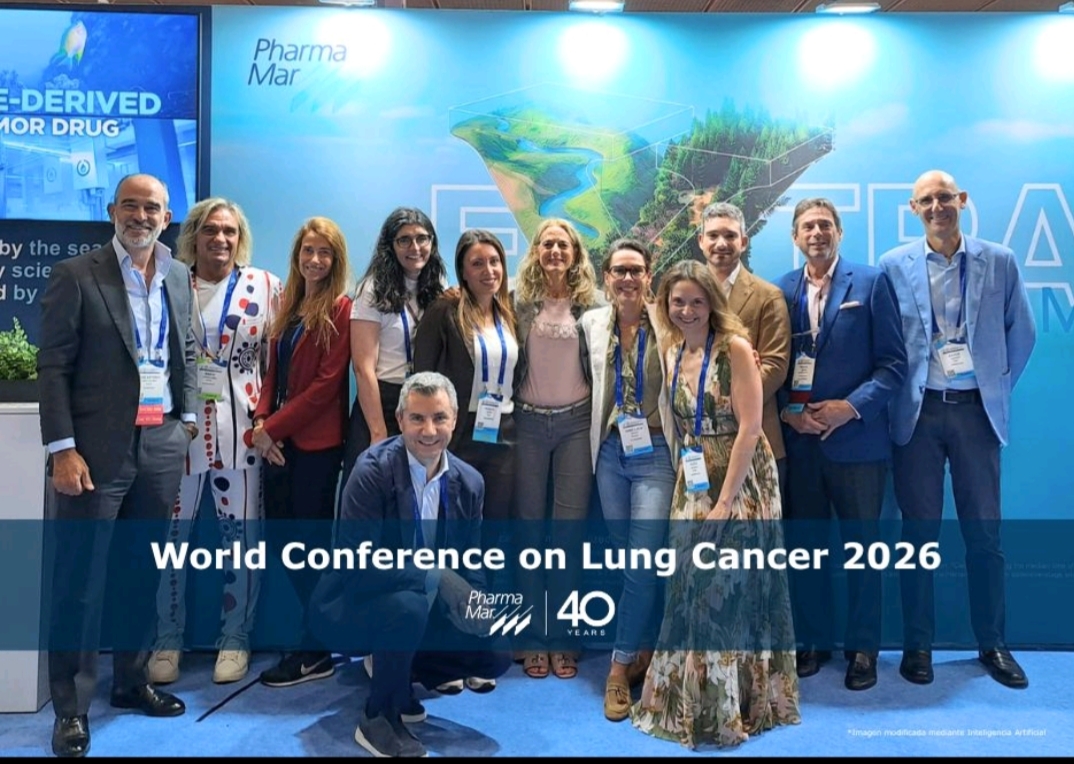 El equipo de Pharmamar que fue a Seul a IASLC , delante de nuestro STAND
Vemos a Vilariño por la izquierda , a la derecha vemos a Pascal Braman, el que está delante es el que manda en Suiza , VASILAKIS
El que está al lado de Vilariño es el más molón de pharmamar ,meeencanta