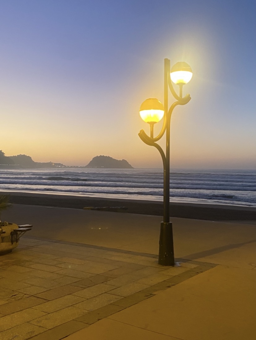 Las noches de España son el colmo de la belleza. Ahora que llegamos de parranda os mando esta foto de Zarauz de hace un rato y no podría decir cuál es más bonita, si esta, o esta otra desde el dúplex familiar de Sotogrande en julio pasado