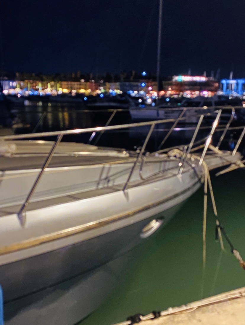 El edificio del fondo que tiene luces en el último piso es el Hotel Marítimo que lo compró Messi