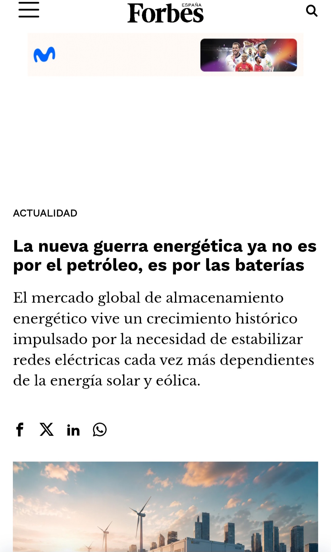 "La sensación dentro del sector es clara: esto apenas está comenzando.
El almacenamiento todavía representa una parte relativamente pequeña del sistema eléctrico mundial, pero su crecimiento está siendo exponencial. La transición energética no puede avanzar al ritmo previsto sin soluciones masivas de almacenamiento. Y ahí aparece la gran paradoja de esta nueva economía. Durante décadas, el petróleo fue el activo energético más valioso porque podía almacenarse, transportarse y utilizarse cuando fuese necesario. Ahora el mundo intenta hacer exactamente lo mismo con la electricidad. Esta vez la infraestructura será completamente distinta: baterías gigantes, redes inteligentes, IA y sistemas capaces de gestionar energía en tiempo real. La próxima gran potencia energética no será únicamente quien produzca más electricidad. Será quien consiga almacenarla mejor"