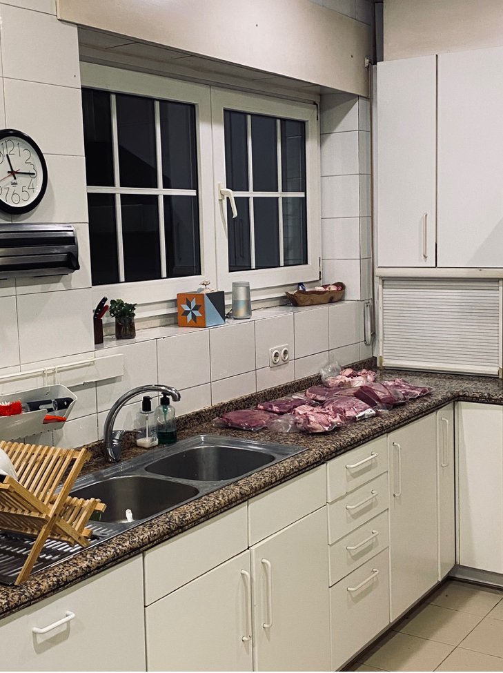 La cocina con la carne ahora