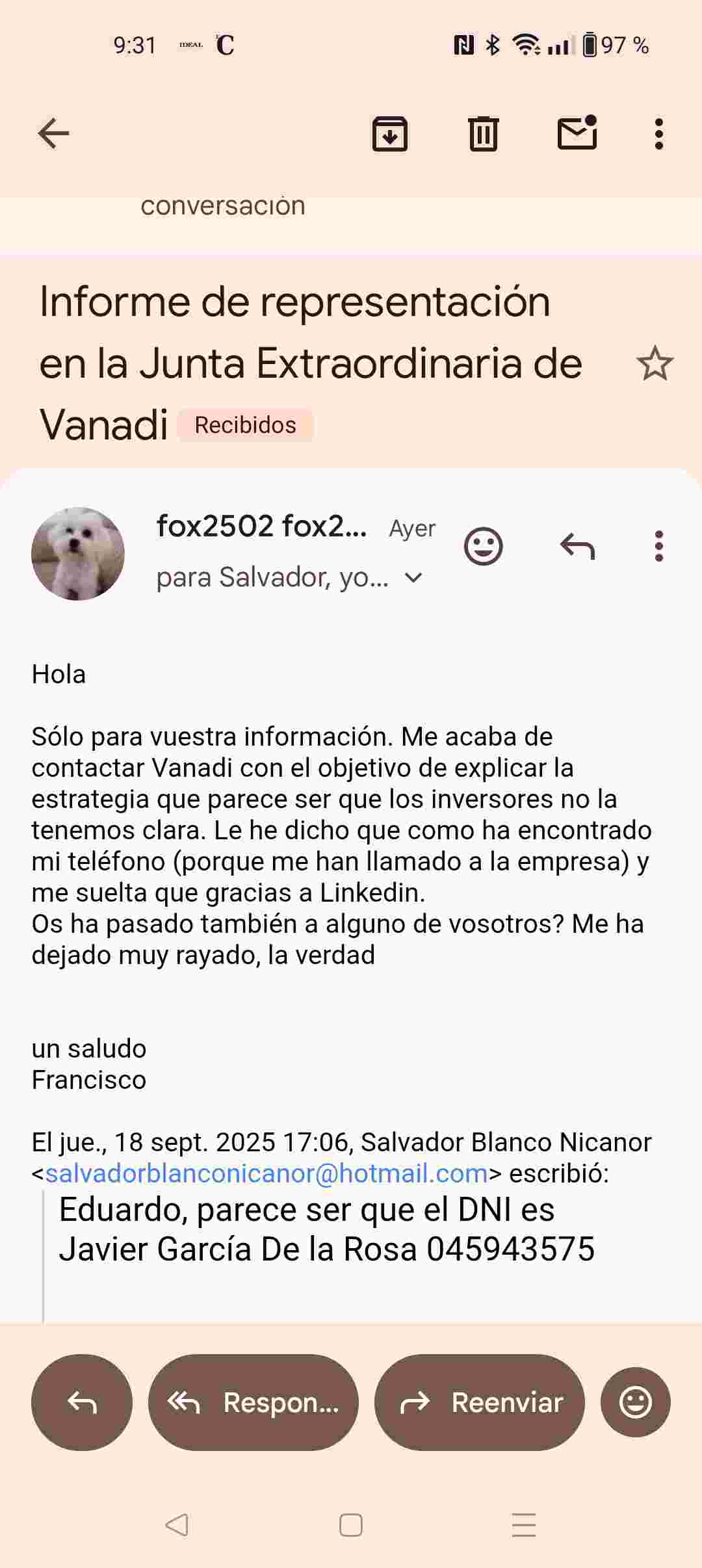 Ayer yo tb recibí correos extraños. El jueves escribí pidiendo el DNI de Javi y el correo no llegó , salió rebotado. Sin embargo ayer lo contestó un tal Salvador y además un tal Fernando deja constancia de otras cosas raras.