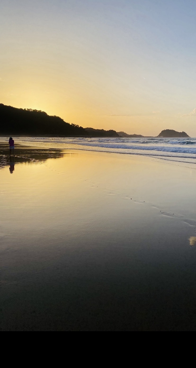Os paso esta bonita foto de ayer con un atardecer español en territorio vascongado. Me hace gracia el nacionalismo vasco de PNV y Bildu. Es un amor descontrolado por nuestra tierra. El nacionalismo vasco tiene solo 135 años. Los vascos no datamos. Nuestra legua, el vascuence, no se sabe de dónde viene. El separatismo es , en términos históricos, una anécdota reciente. Nos vamos a una cena con gentes de la empresa, brasileños y brasileñas sobre todo. Les hablaré de Eze aunque la que viene fuerte es Squirrel.