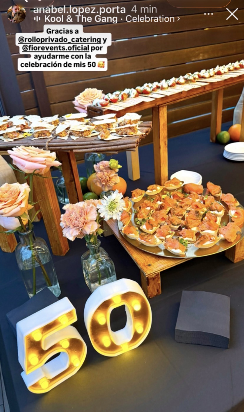 Aniche festejó nuestra CEO , con relámpagos, canapés, paella valenciana y su grupo de amigos, sus 50 primaveras..