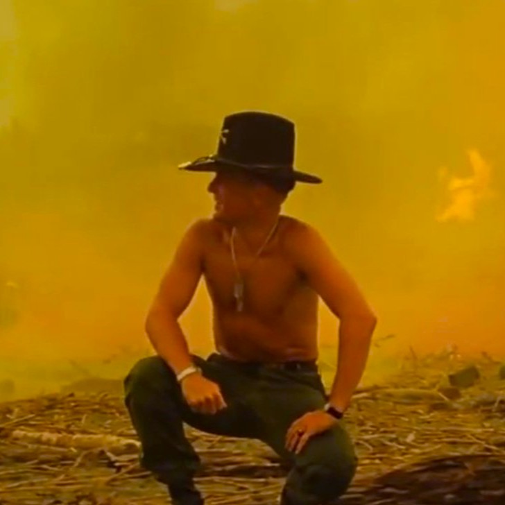 0,2050
Me gusta el olor del napalm por la mañana...