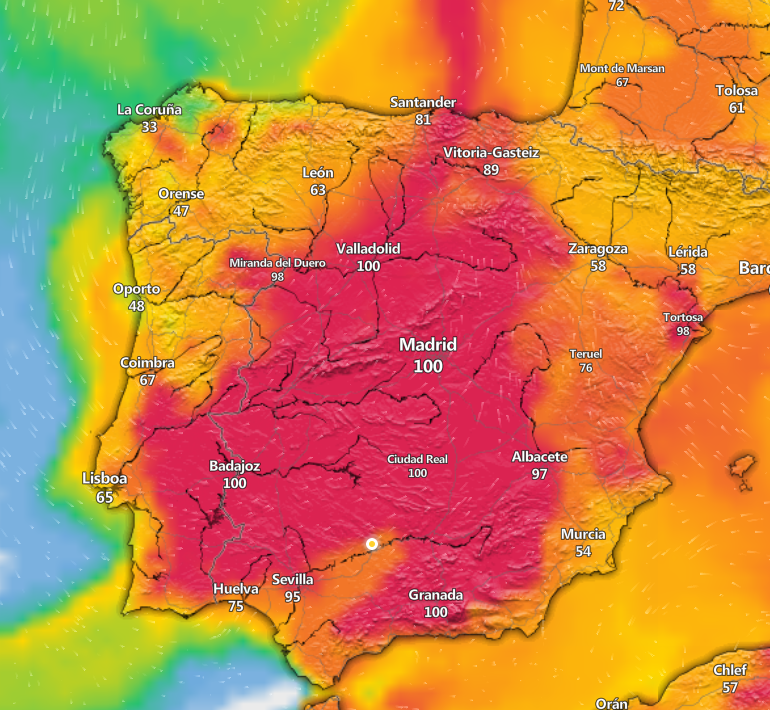 Buenos dias.
Esa mancha roja que sube por la peninsula es el polen del olivo que llega hasta el cantábrico.
Causalmente el suroeste que se cuela por el valle del guadalquivir libra a sevilla y Córdoba de ese polen.
