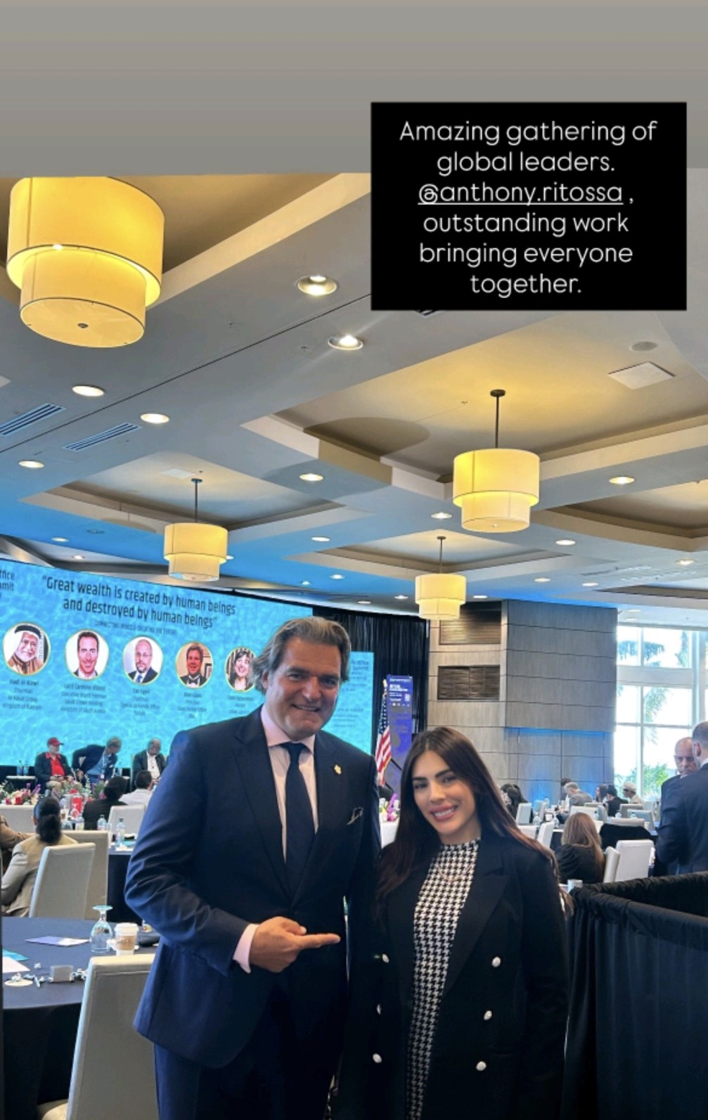 La foto habla sola. Natalia García, representando a Vanadi Treasury, aparece con Anthony Ritossa, uno de los organizadores y figuras más influyentes del entorno global de los family offices. Esto no es una pose cualquiera: este tipo de gente no se hace fotos porque sí. Que un perfil como él se preste a esto significa que Vanadi estuvo presente donde tenía que estar y con quien tenía que estar. Y viendo el tono de la empresa, el momento del mercado y el movimiento de estos días, blanco y en botella.