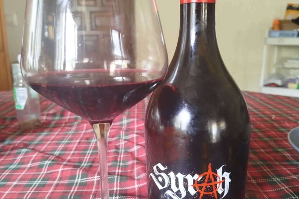 No está mal está Syrah gabacha comprada en oferta por menos de 10 pavos. <span class="Emo17"> </span> una ganga