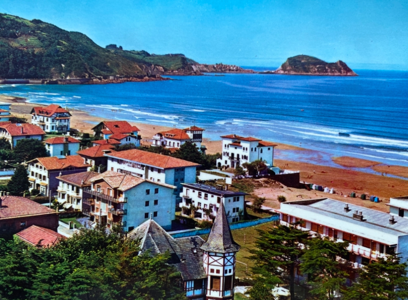 Chemou: Zarauz es la Ezentis del Mercado Continuo Turístico. En 7 minutos de coche desde nuestro pisazo llegas a unos montes - Urdaneta, Pagoeta, etc. - que parecen Suiza. Y enfrente de nuestro pisazo, el mar que escogen los surfistas de todo el planeta para los campeonatos del mundo. Ezentis es la sede del surfismo bursátil. A fines de mes, según “Economia Digital”, se compran dos empresas. Por consiguiente, cantemos. Me voy a currar.