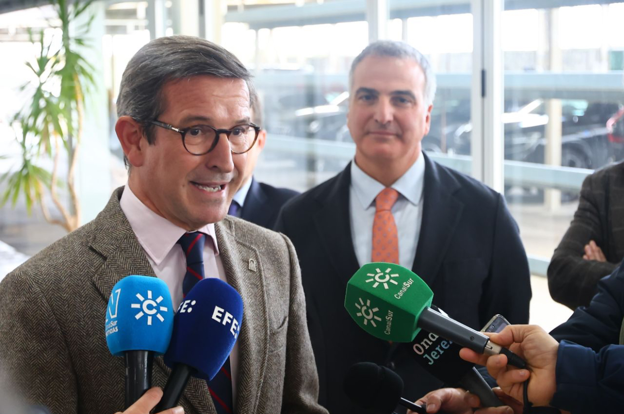 La cara del CEO de satisfacción mirando al Consejero de Industria de la Junta….
Está oliendo la pasta … <span class="Emo4"> </span>
jajajaja jajaja